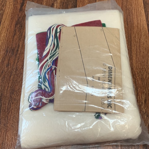 Vintage snowflake mittens wool vest kit w wool, patterns and thread for appliqué - Picture 6 of 7